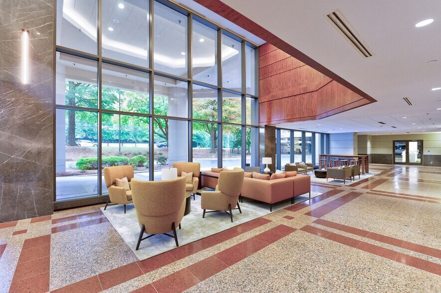 3737 Glenwood Ave, Raleigh, NC à louer - Hall d’entrée - Image 3 de 7