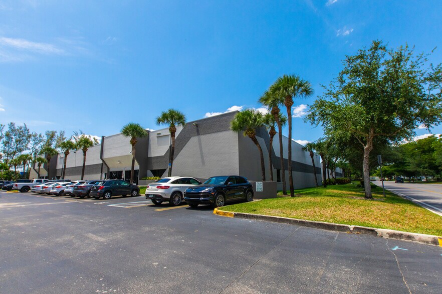 8800-8870 NW 24th Ter, Miami, FL à louer - Photo du bâtiment - Image 2 de 3