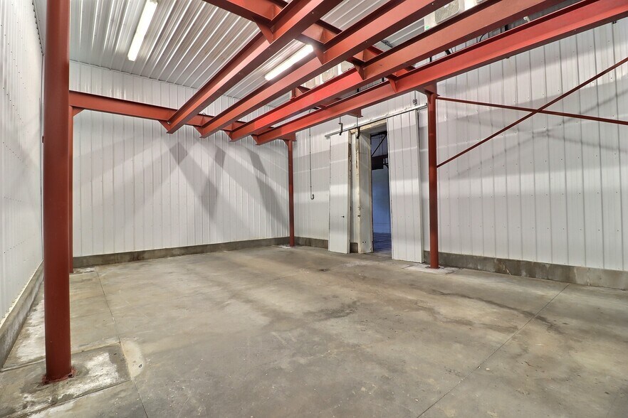 715 Redfield St, Waupaca, WI à vendre - Photo du bâtiment - Image 3 de 13