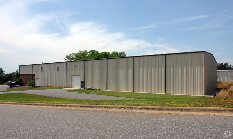 645 11th Ave Blvd SE, Hickory, NC à louer - Photo du bâtiment - Image 2 de 3