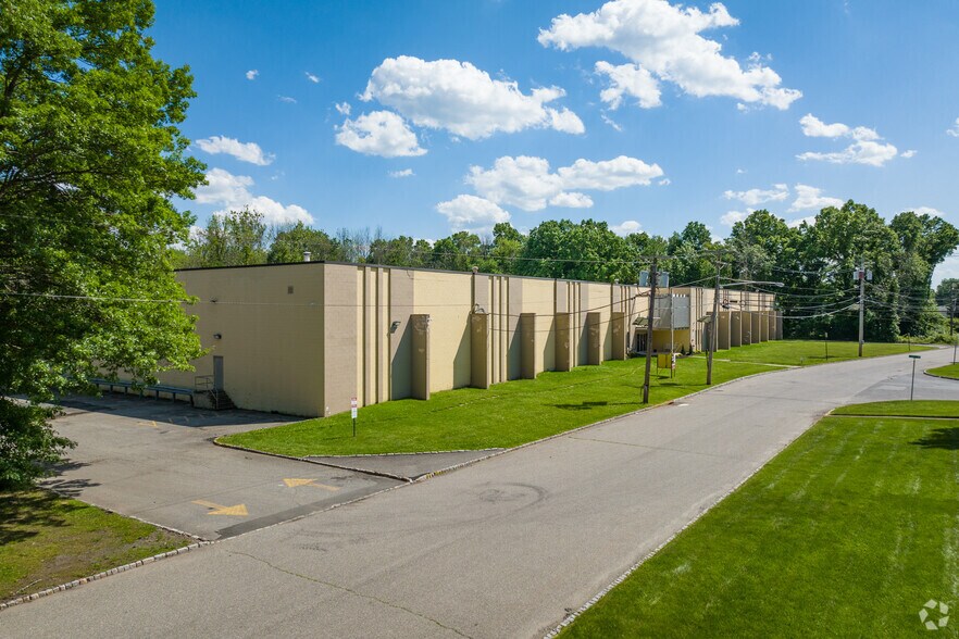 5 Dwight Pl, Fairfield, NJ à louer - Photo du bâtiment - Image 2 de 5