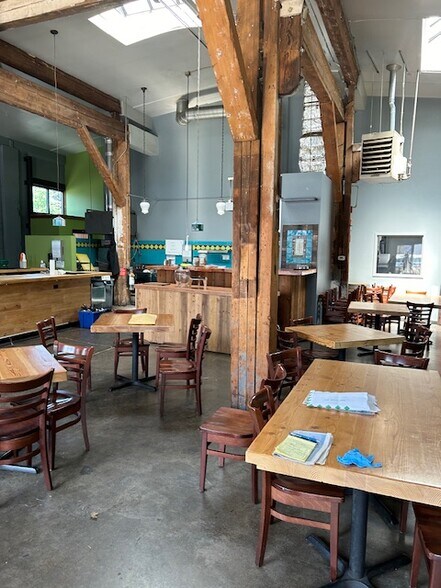 61-67 SE Yamhill St, Portland, OR à vendre - Photo du bâtiment - Image 2 de 6