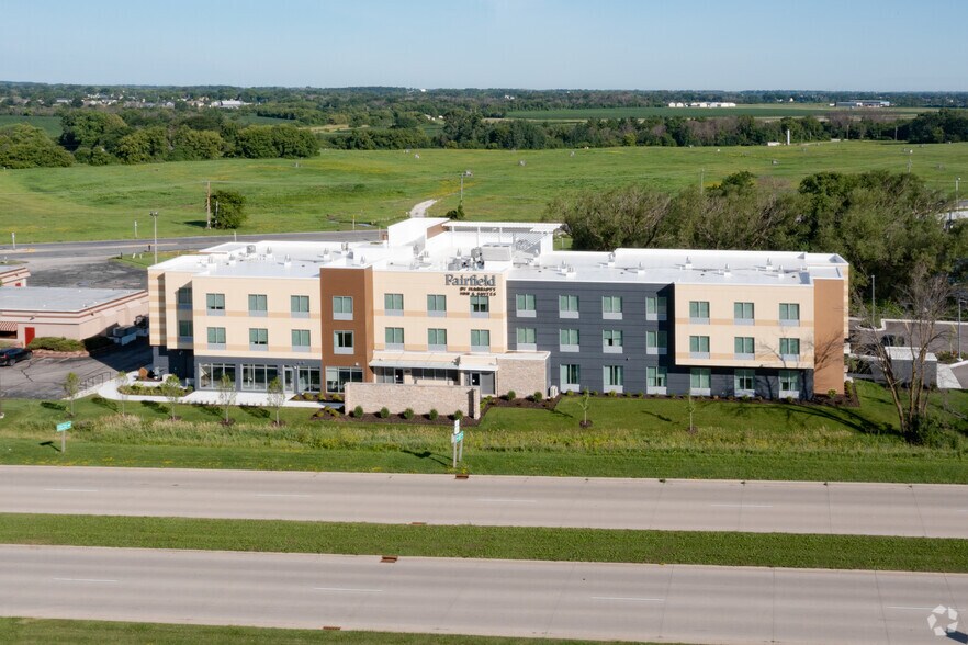 935 S Rolling Meadows Dr, Fond Du Lac, WI à vendre - Photo du bâtiment - Image 2 de 3