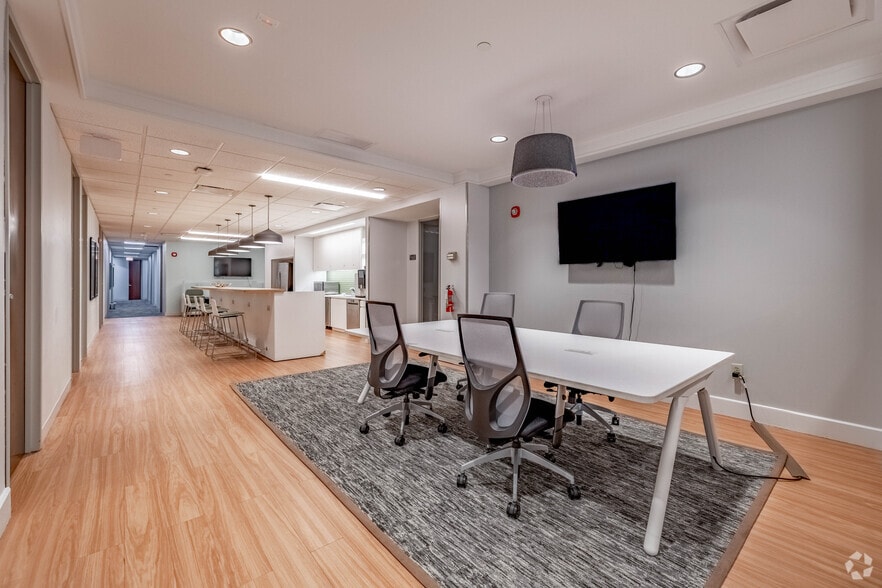 8044 Montgomery Rd, Cincinnati, OH for lease - Interior Photo - Image 3 of 25