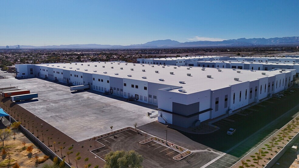 2750 Simmons St, North Las Vegas, NV à louer - Photo du bâtiment - Image 2 de 11