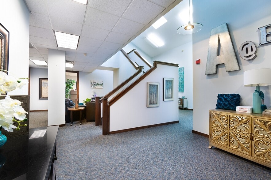 16250 Knoll Trail Dr, Dallas, TX for lease - Lobby - Image 2 of 11