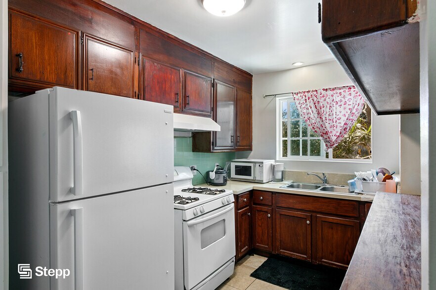 1070 Chestnut Ave, Long Beach, CA à vendre - Photo du bâtiment - Image 3 de 14