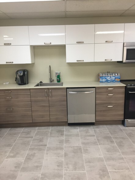 24555 Hallwood Ct, Farmington Hills, MI à louer - Photo intérieure - Image 2 de 20