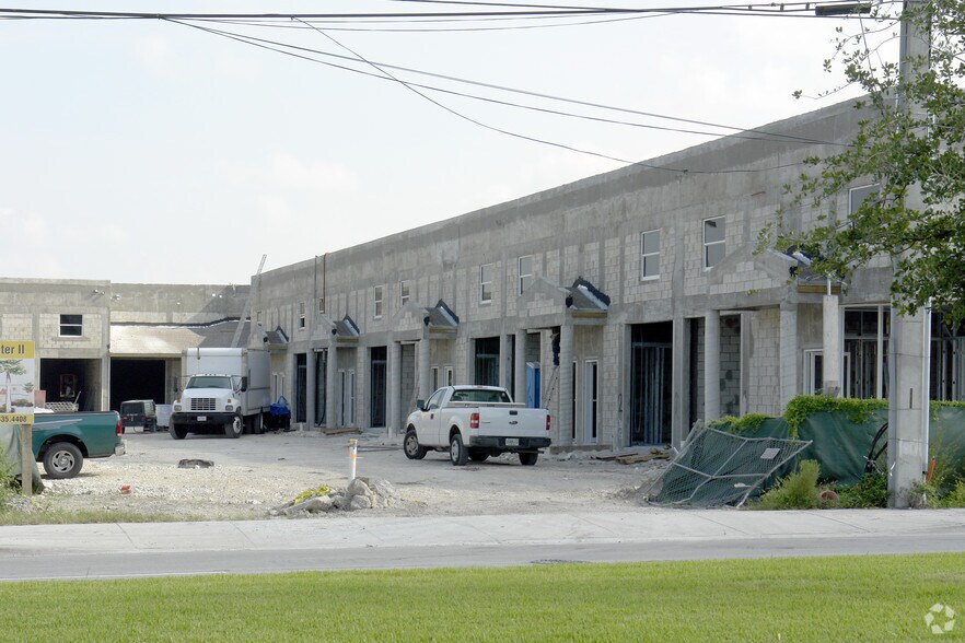 10171 NW 58th St, Miami, FL à louer - Photo du bâtiment - Image 3 de 15