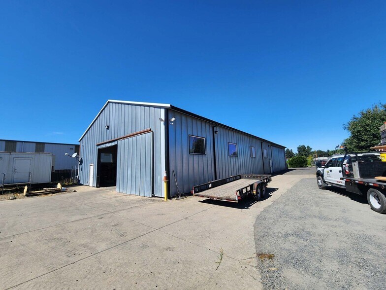 2340 Industrial Ave, Hubbard, OR à louer - Photo du bâtiment - Image 2 de 2
