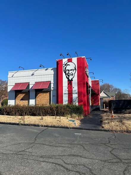 321 E Woodlawn Rd, Charlotte, NC for lease - Building Photo - Image 2 of 6