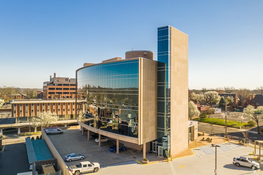 135 N Meramec Ave, Clayton, MO à louer - Photo du bâtiment - Image 3 de 10