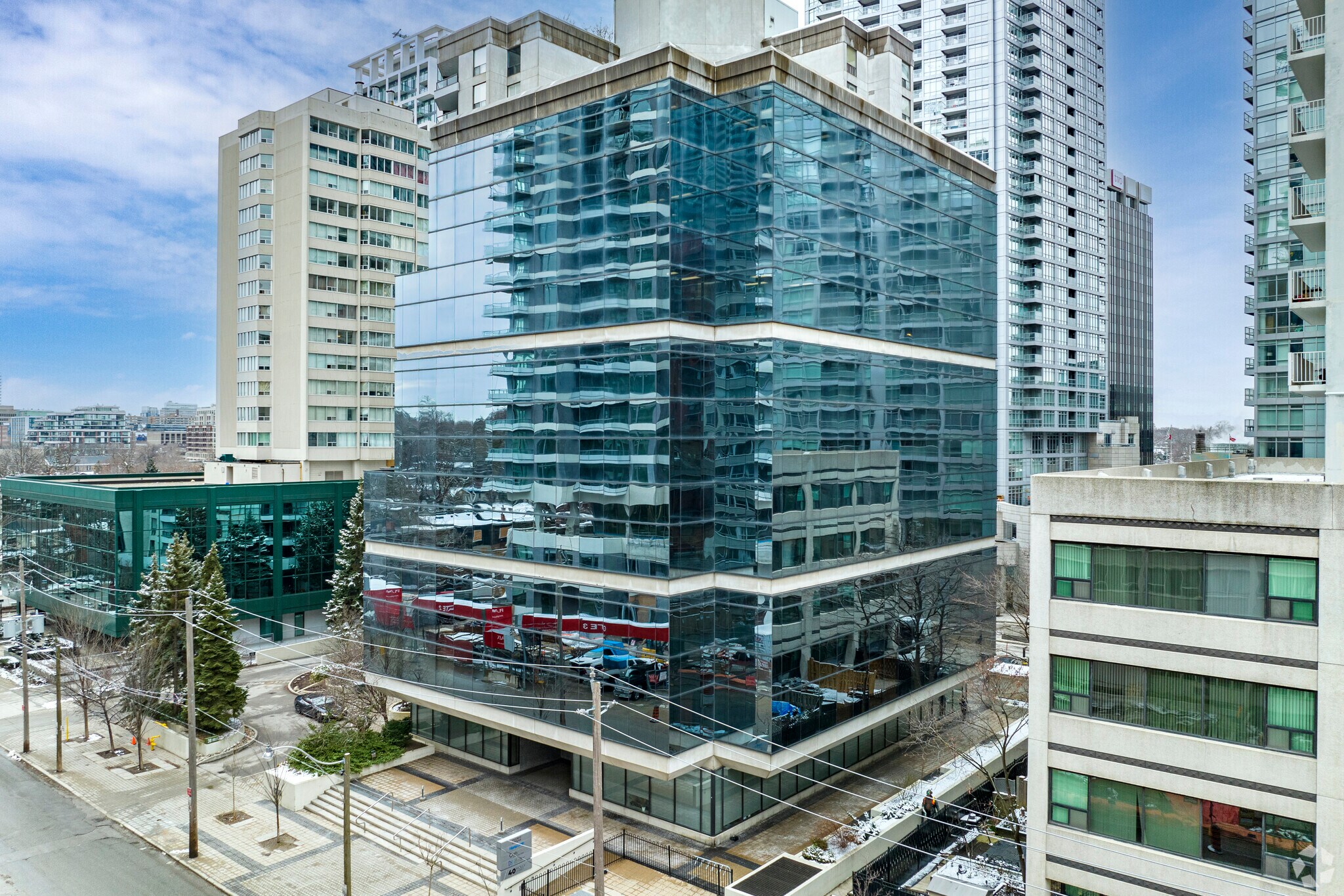 40 Holly St, Toronto, ON à louer Photo du bâtiment- Image 1 de 6