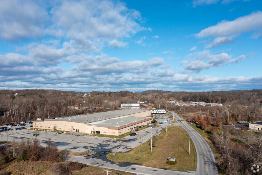 Industrial / Office Complex portefeuille de 2 propriétés à vendre sur LoopNet.ca - Photo du bâtiment - Image 3 de 5