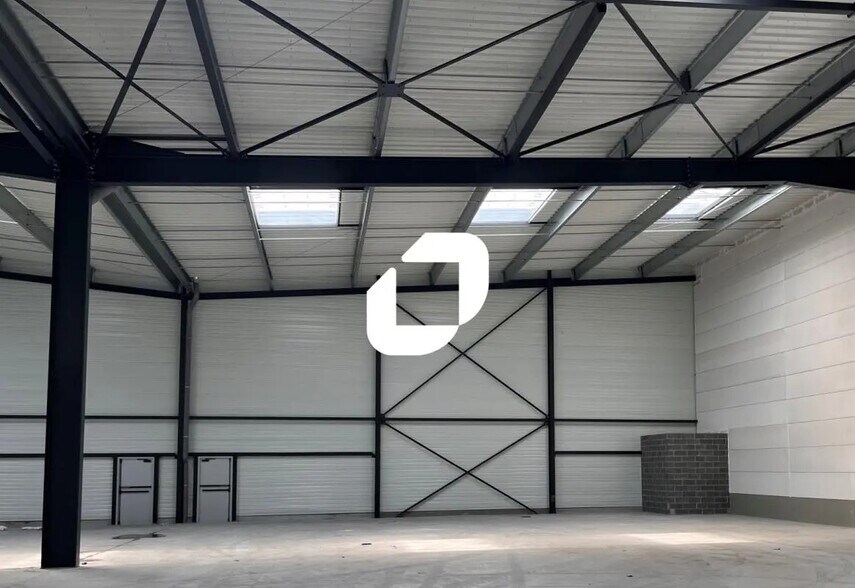 Flex in Neuville-en-Ferrain for lease - Building Photo - Image 1 of 2