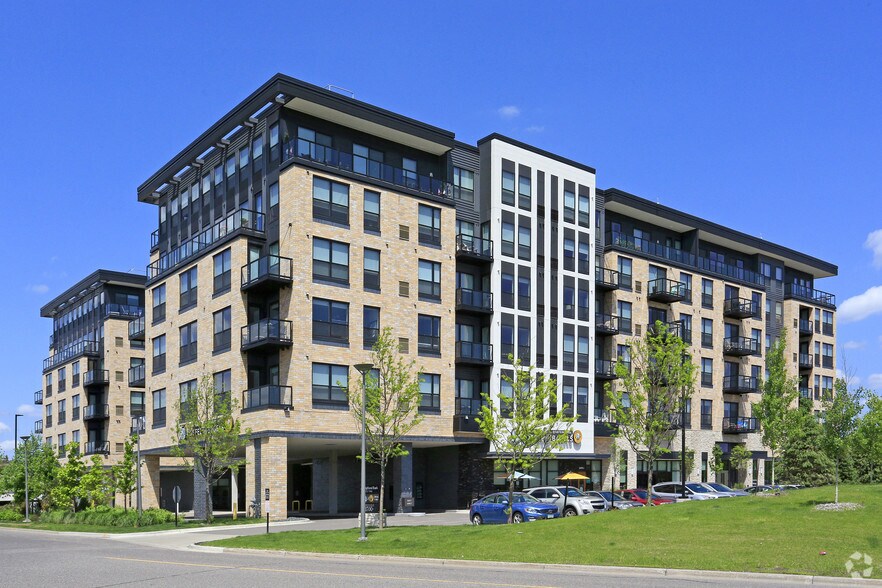1700 Plymouth Rd, Minnetonka, MN à louer - Photo du bâtiment - Image 3 de 123