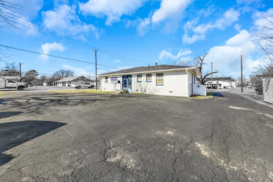 200 E Russell Ave, Bonham, TX for sale - Building Photo - Image 3 of 23