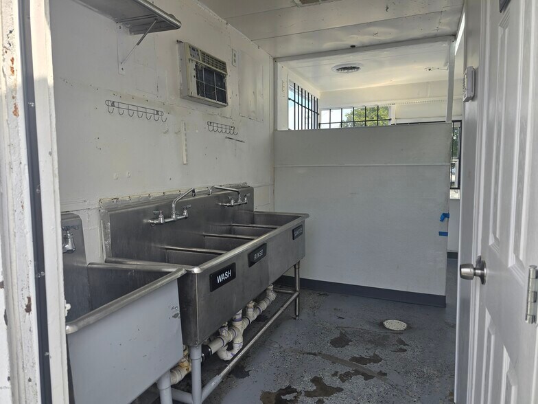 5225 University Hills Blvd, Dallas, TX à louer - Photo du bâtiment - Image 3 de 11