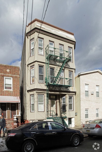 198 GRIFFITH St, Jersey City, NJ à vendre - Photo principale - Image 1 de 18
