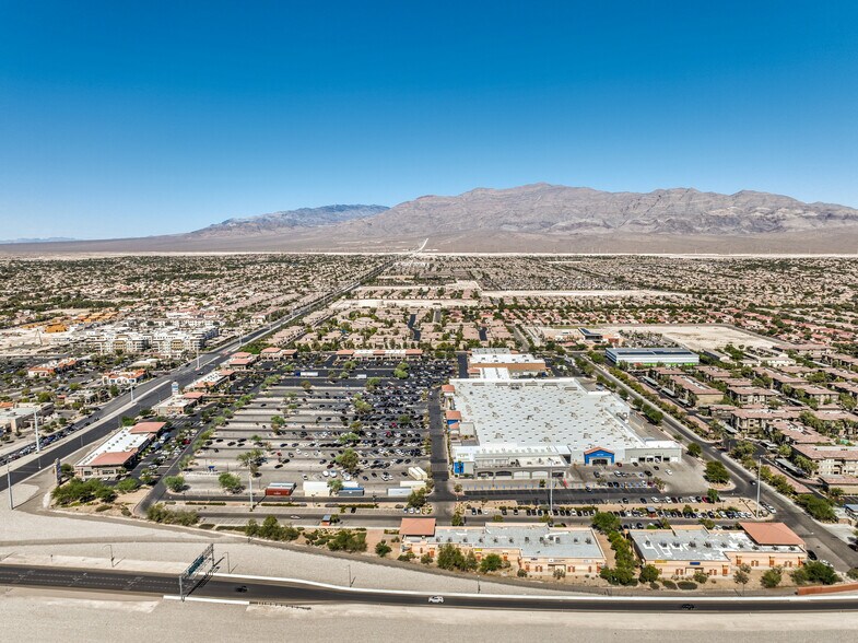 6390 Decatur Blvd, North Las Vegas, NV à louer - Photo du bâtiment - Image 3 de 9