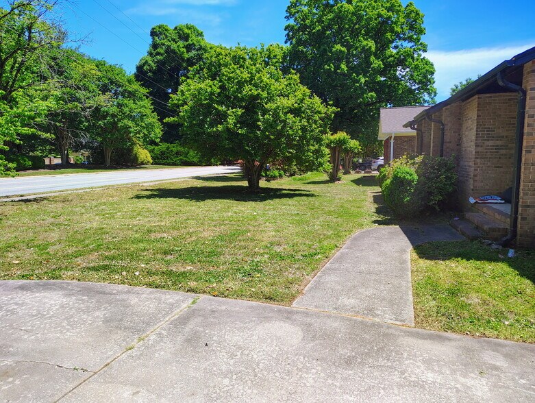 704 Meadowood St, Greensboro, NC for lease - Building Photo - Image 1 of 7