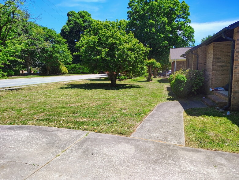 704 Meadowood St, Greensboro, NC à louer - Photo du bâtiment - Image 1 de 7
