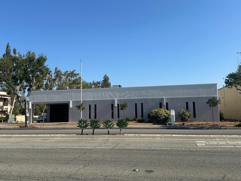 16080 Arrow Hwy, Irwindale, CA à louer - Photo du bâtiment - Image 1 de 5