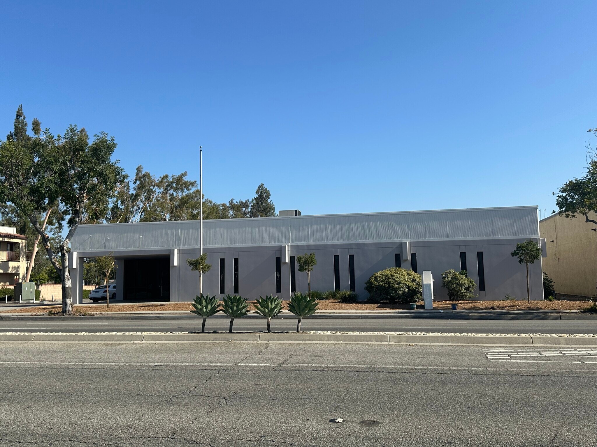 16080 Arrow Hwy, Irwindale, CA à louer Photo du bâtiment- Image 1 de 6