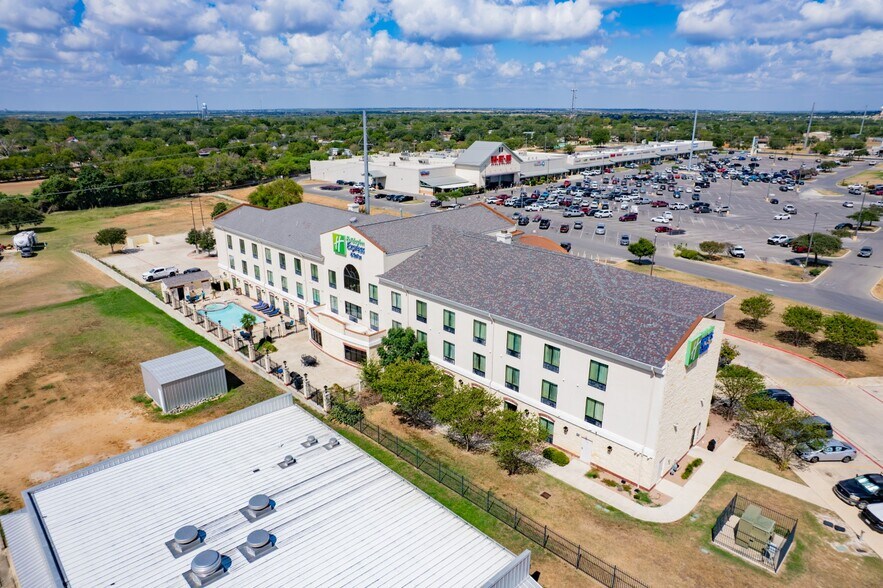 929 10th St, Floresville, TX à vendre - Aérien - Image 2 de 18