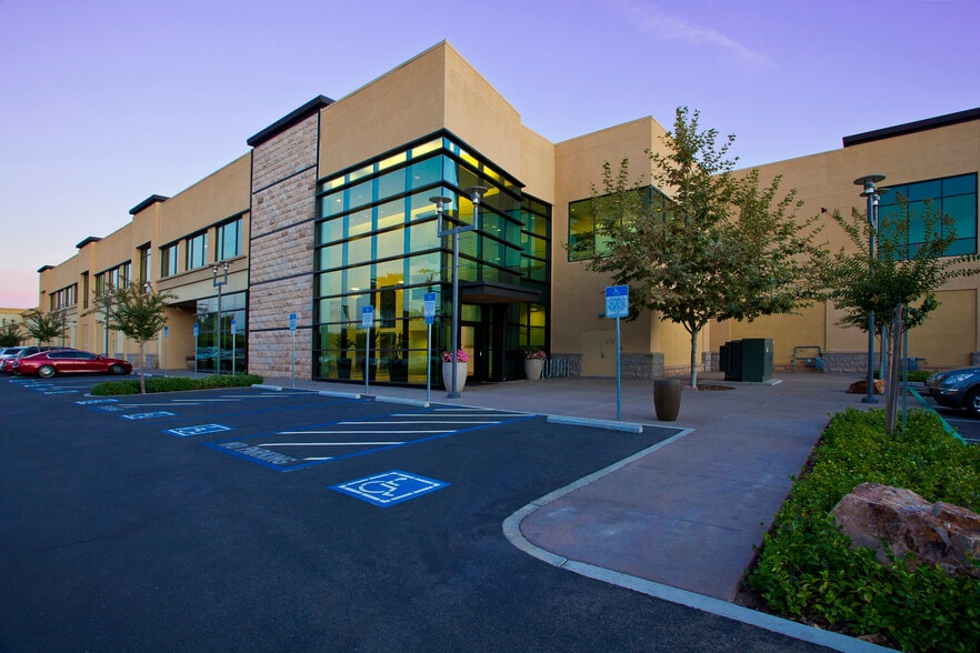 5757 Pacific Ave, Stockton, CA for lease - Building Photo - Image 1 of 2