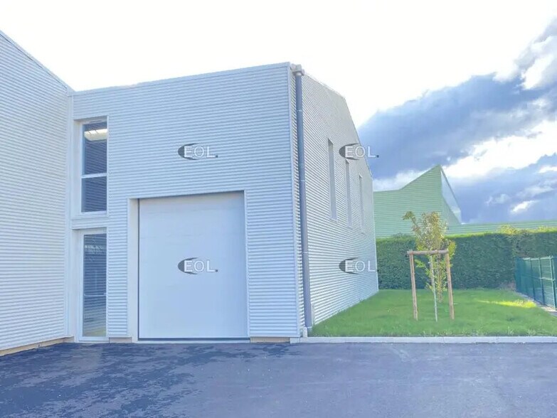 Industrial in Chassieu for lease - Building Photo - Image 1 of 10