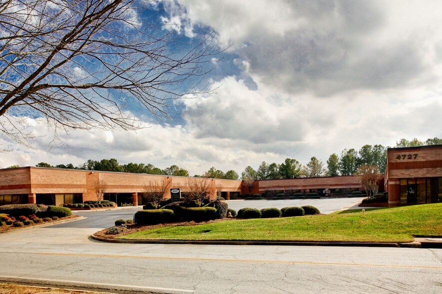 4896 N Royal Atlanta Dr, Tucker, GA à louer - Photo du bâtiment - Image 2 de 4