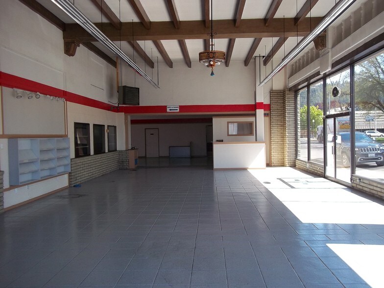 207-217 W Main St, Centralia, WA à louer - Photo intérieure - Image 3 de 5