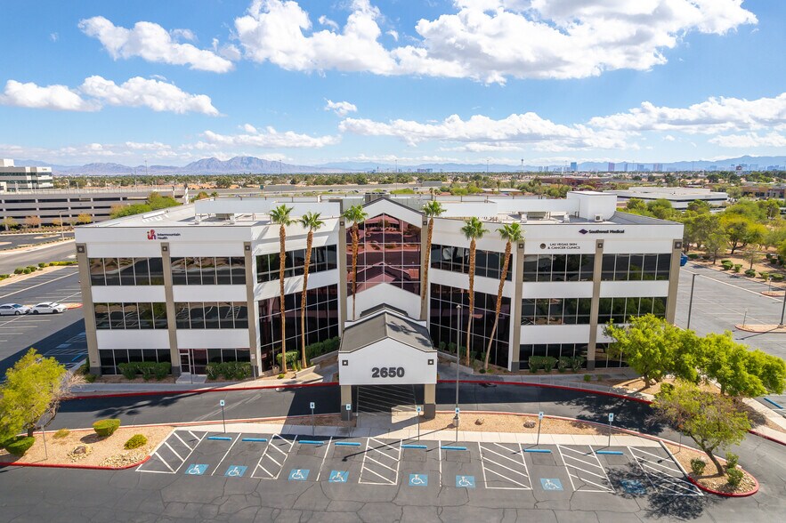 2650 N Tenaya Way, Las Vegas, NV à louer - Photo du bâtiment - Image 3 de 10