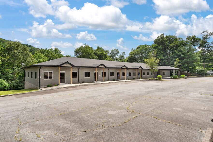 4 Corwin Ct, Newburgh, NY à vendre - Photo du bâtiment - Image 3 de 85