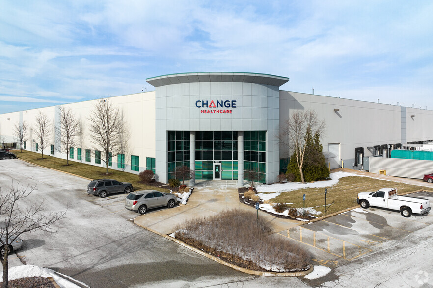 13201-13221 Corporate Exchange Dr, Bridgeton, MO for lease - Building Photo - Image 1 of 5