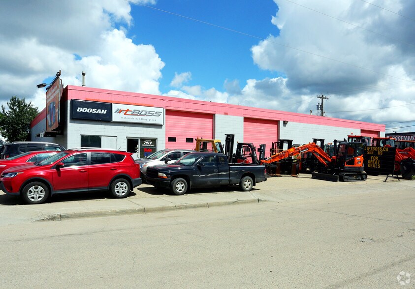 7912 Yellowhead Trl NW, Edmonton, AB à louer - Photo du bâtiment - Image 2 de 31