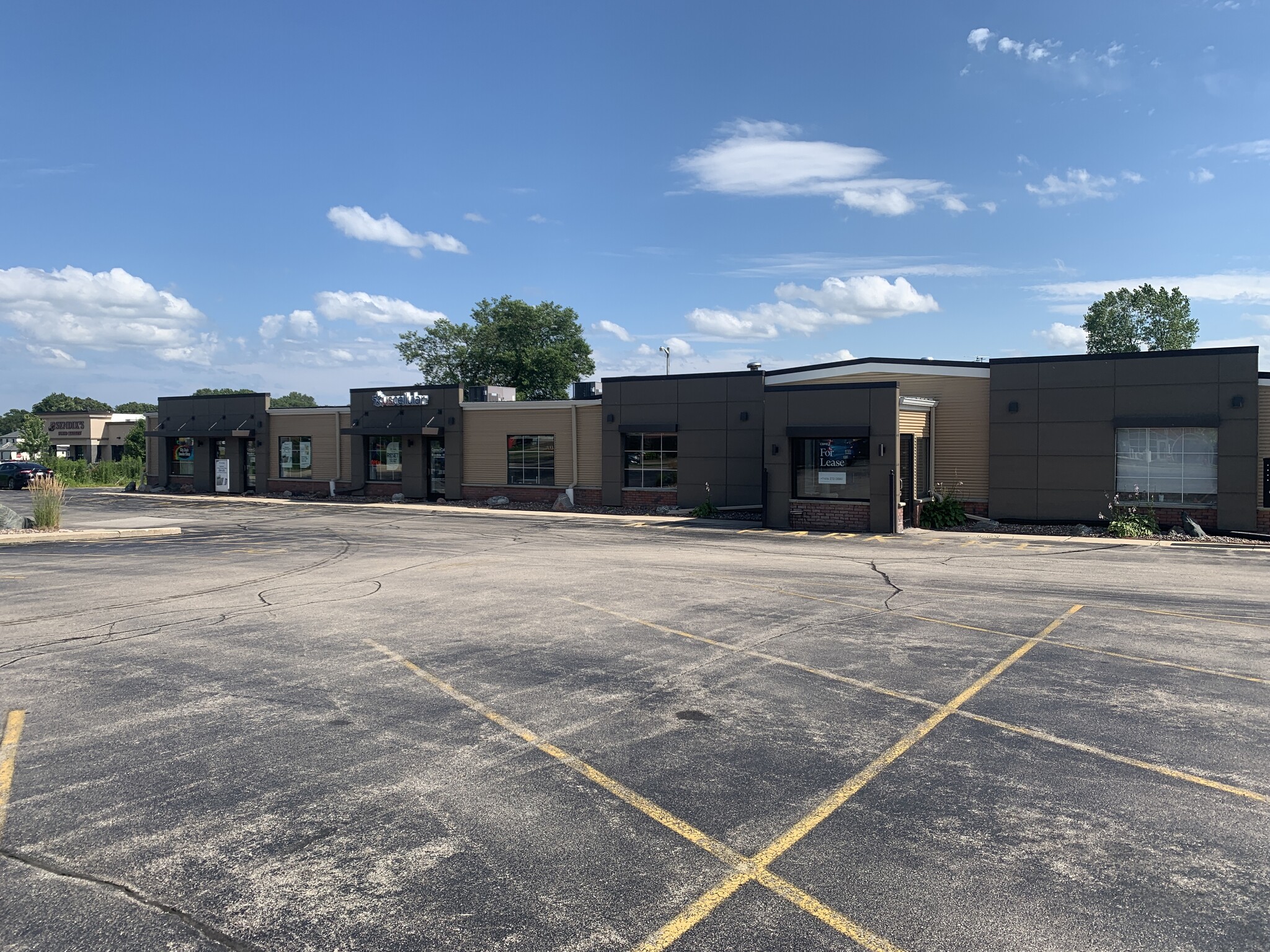 2021-2107 W Washington St, West Bend, WI for lease Building Photo- Image 1 of 4