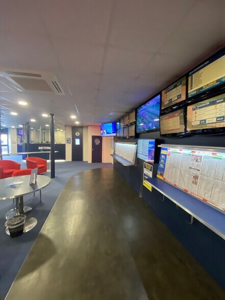 546-546A Barking Rd, Londres à vendre - Photo du bâtiment - Image 3 de 9