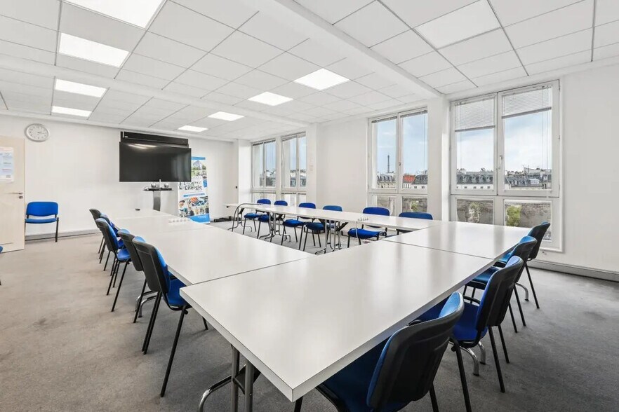 24-26 Rue De La Pépinière, Paris à louer - Photo du bâtiment - Image 3 de 17