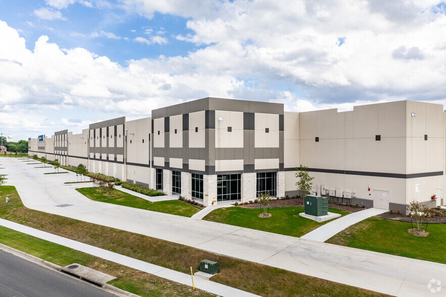 1980 Kohlers Crossing, Kyle, TX for lease - Building Photo - Image 2 of 13