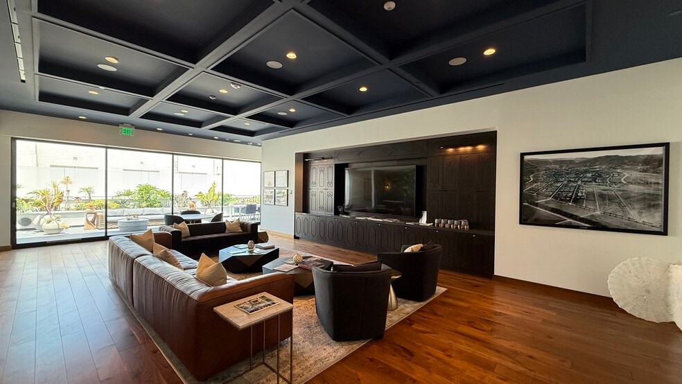 243 N Canon Dr, Beverly Hills, CA for lease - Interior Photo - Image 3 of 68