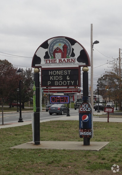 1032 Portion Rd, Farmingville, NY à vendre - Photo du bâtiment - Image 2 de 3