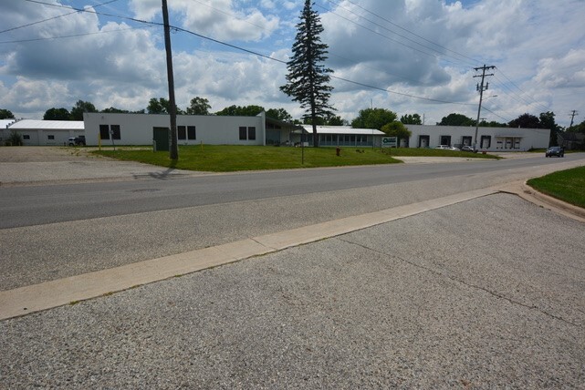 460 E Main St, Saranac, MI for lease - Building Photo - Image 1 of 8