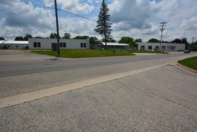 460 E Main St, Saranac, MI for lease - Building Photo - Image 2 of 8