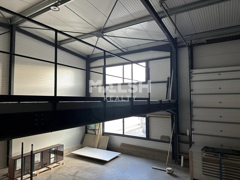 Flex in Saint-Jean-de-Bournay for lease - Interior Photo - Image 3 of 8