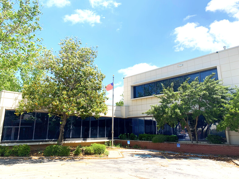 102 SW 3rd St, Lawton, OK for lease - Building Photo - Image 1 of 9