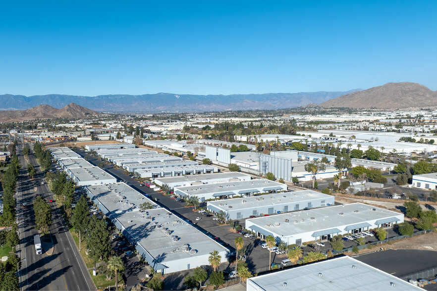 Freeway Industrial Park - Entrepôt