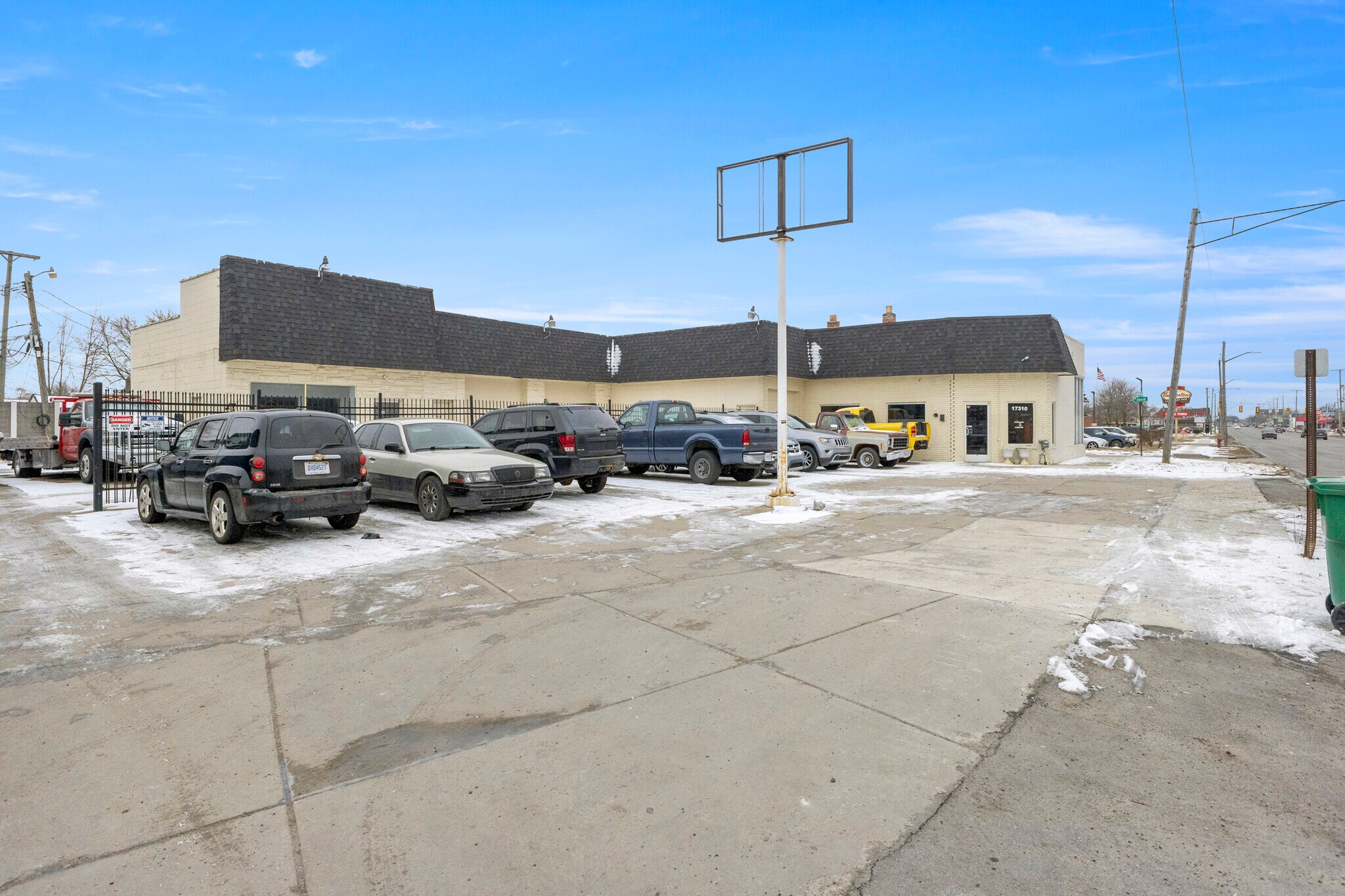 17310 E 9 Mile Rd, Eastpointe, MI for sale Building Photo- Image 1 of 1