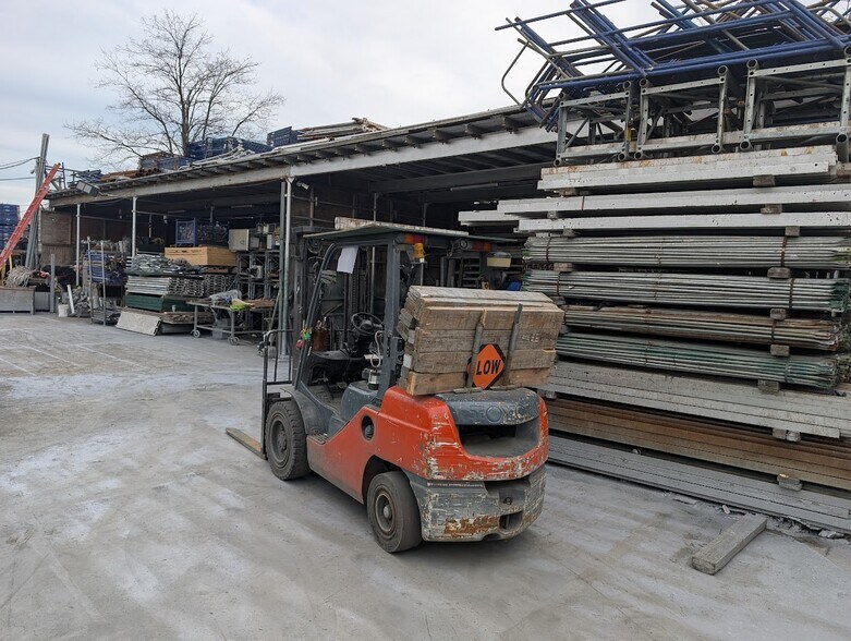 3 Orgill Ave, Bay Shore, NY à louer - Photo du bâtiment - Image 2 de 8